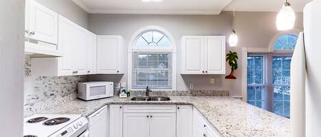 Frigorifero, microonde, forno, piano cottura