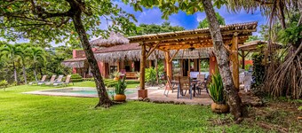 Tranquil retreat with amazing views of rainforest & ocean, pool, rooftop balcony