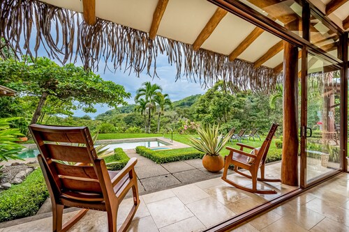 Tranquil retreat with amazing views of rainforest & ocean, pool, rooftop balcony
