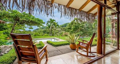Tranquil retreat with amazing views of rainforest & ocean, pool, rooftop balcony