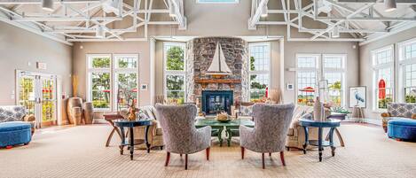 Télévision, cheminée, table de tennis de table, livres