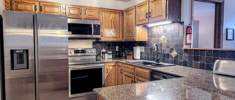 ثلاجة، ميكروويف، فرن، موقد طهي مسطح