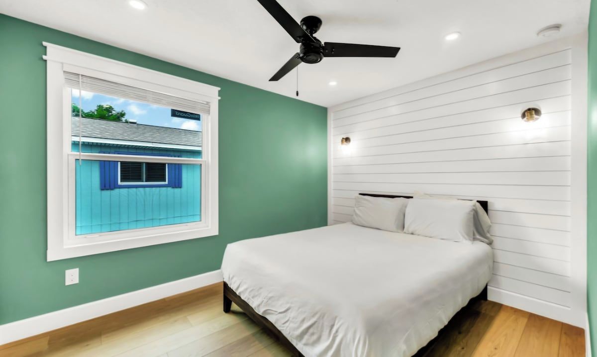 5 bedrooms, WiFi (free), bed sheets