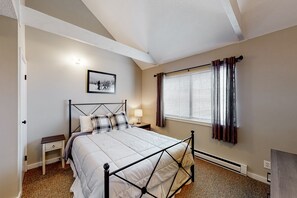 3 bedrooms, internet, bed sheets