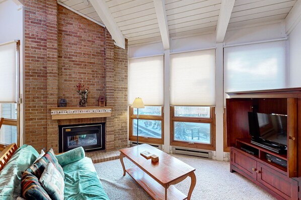 Fernseher, Kamin, Stereoanlage