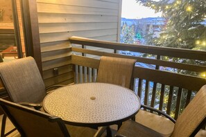 Outdoor dining - Conveniently located condo with full kitchen, wifi, shared pool & hot tub (Steamboat Springs)