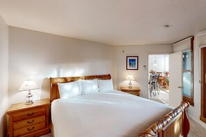 2 bedrooms, iron/ironing board, internet, bed sheets