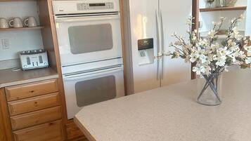 Fridge, stovetop