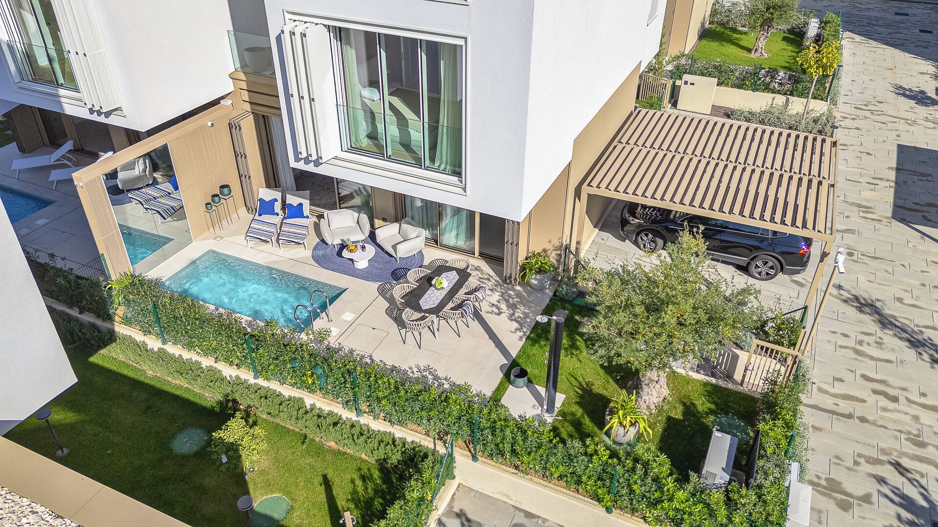 Eine moderne Wohnung mit Dachpool, Sitzgelegenheit im Freien und einer Auffahrt.