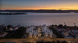 Un hôtel situé sur la côte, doté d’une cour intérieure, d’un accès direct au bord de l’eau et offrant une vue sur la mer.