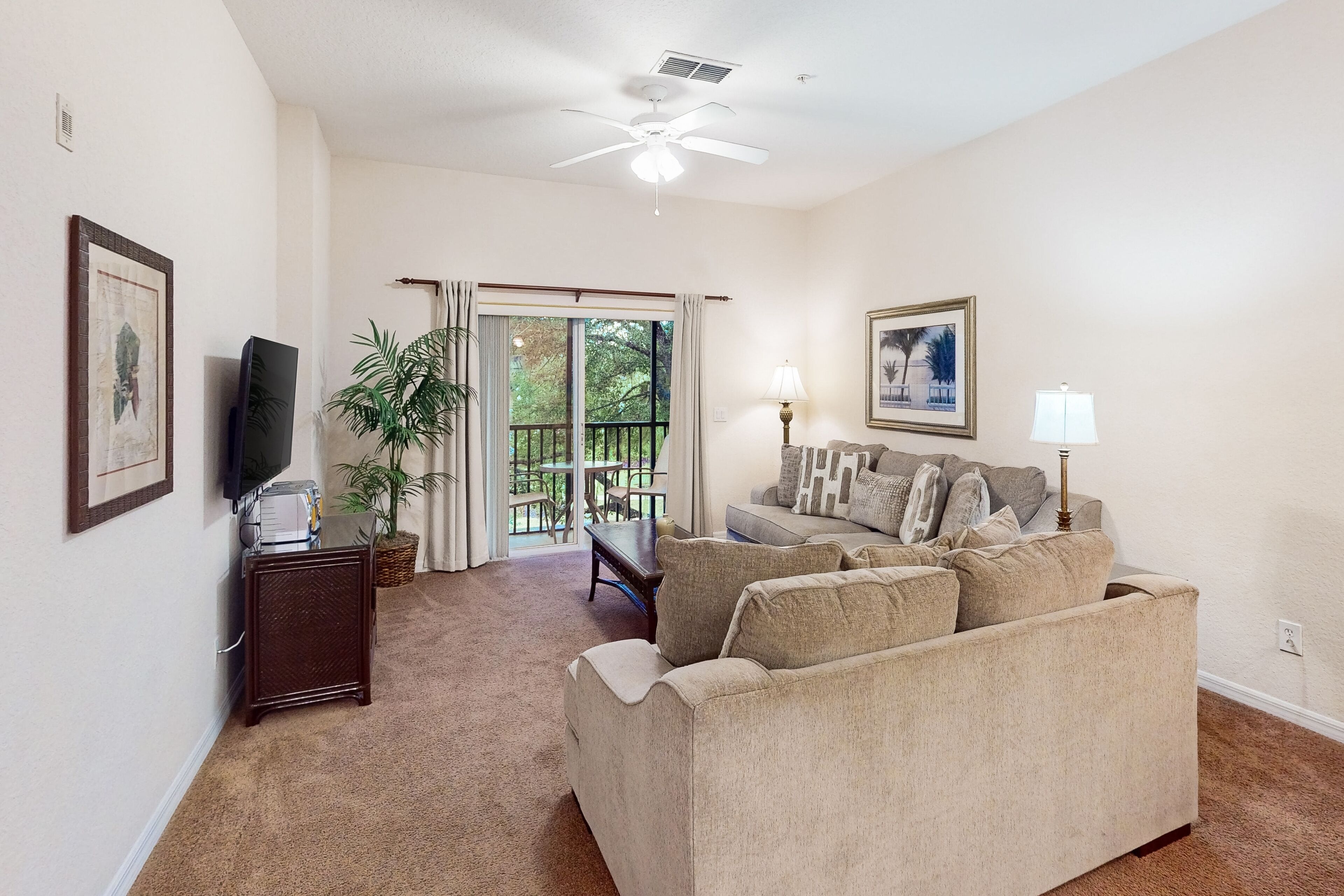 Télévision, lecteur de DVD, baby-foot, table de tennis de table