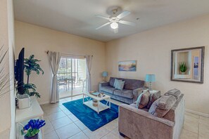 Télévision, lecteur de DVD, baby-foot, table de tennis de table