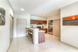 Jääkaappi, mikroaaltouuni, uuni, liesi