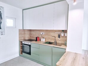 Fridge, oven, stovetop, dishwasher