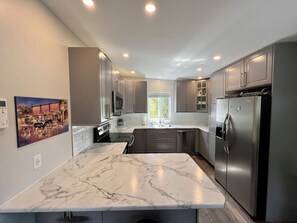 Fridge, microwave, oven, stovetop - Fully appointed 2 bedroom carriage house in beautiful Penticton! Winter Rates! (Penticton)