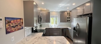 Fully appointed 2 bedroom carriage house in beautiful Penticton! Winter Rates!