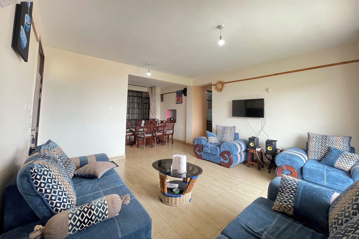 Appartamento, balcone, vista città | Area soggiorno | Smart TV 32 pollici con canali digitali