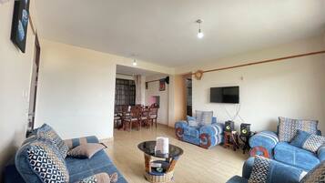 Apartment, Balkon, Stadtblick | Wohnbereich | 32-Zoll-Smart-TV mit Digitalempfang