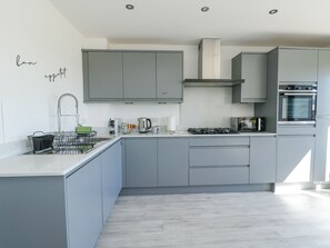 Dishwasher, cookware/dishes/utensils - 6 Gwel Yr Wyddfa (Ty Croes)