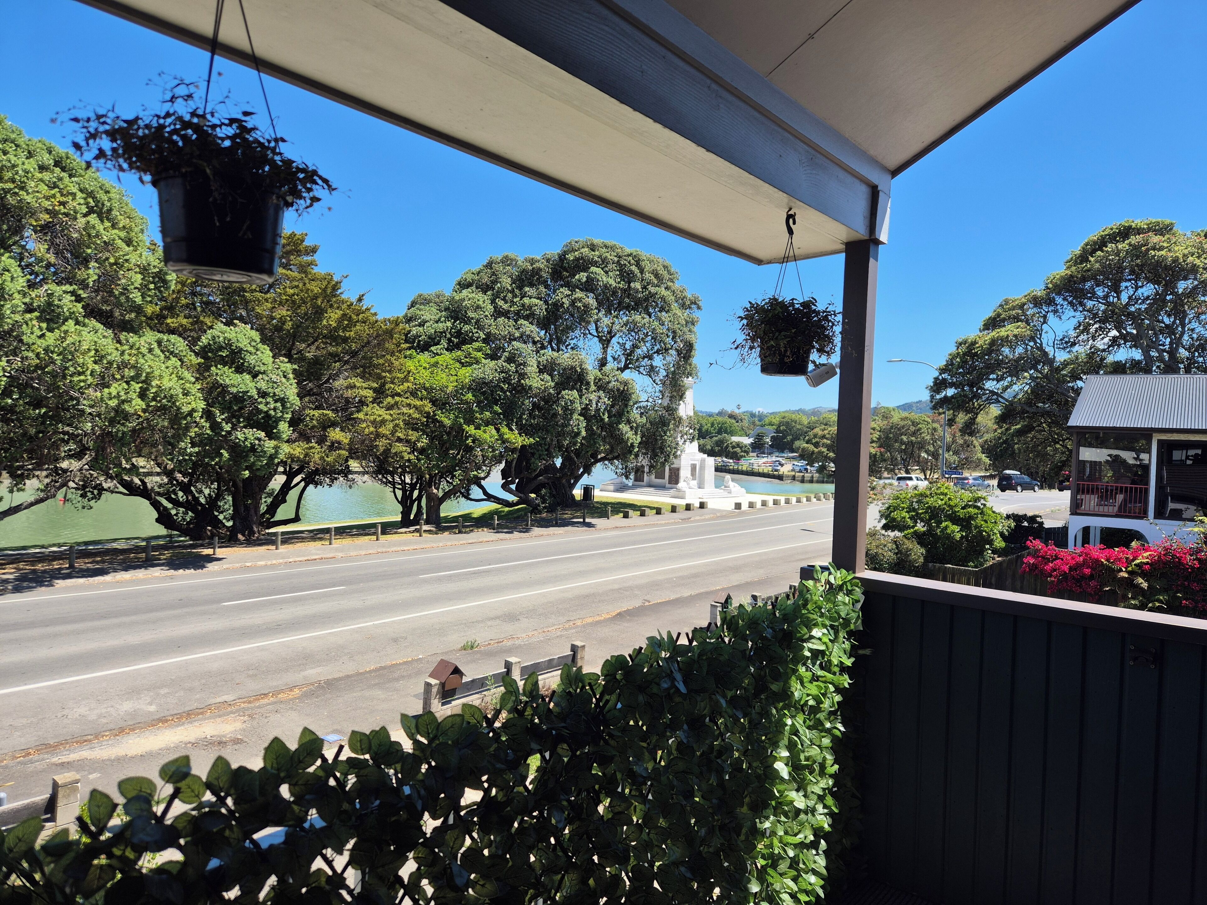 المنطقة المحيطة بالمنشأة