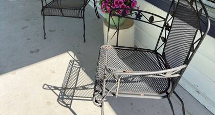 Furnished Cottage with Weekly Rentals Available