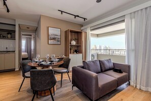 Apartamento 2 Dormitórios | リビングルーム | 40 インチのスマートテレビ (デジタル放送視聴可)