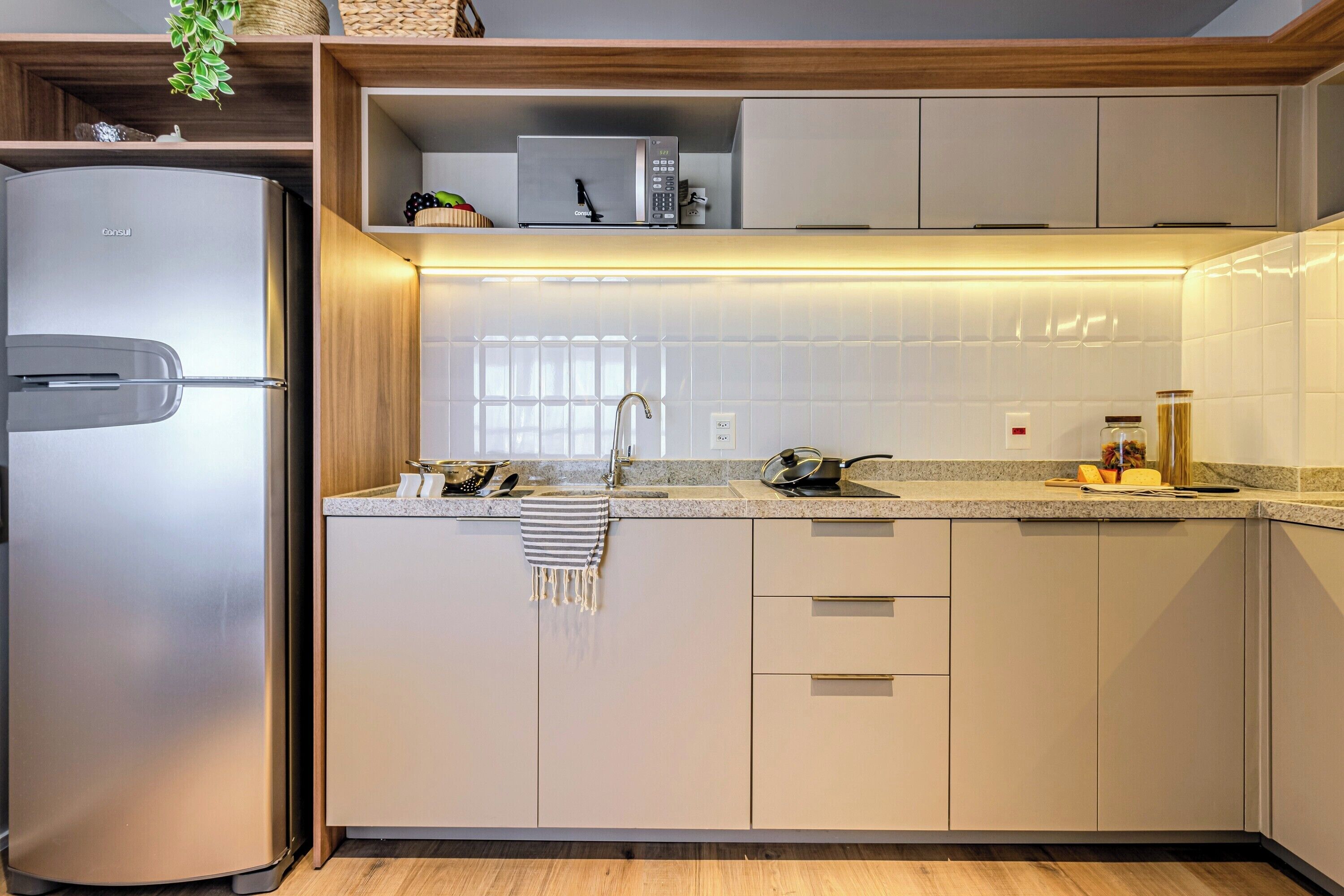 Apartamento 2 Dormitórios | Cocina privada | Frigorífico, microondas, placa de cocina y máquina de café espresso