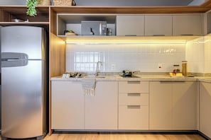 Apartamento 2 Dormitórios | Cuisine privée | Réfrigérateur, micro-ondes, plaque de cuisson, machine à expresso