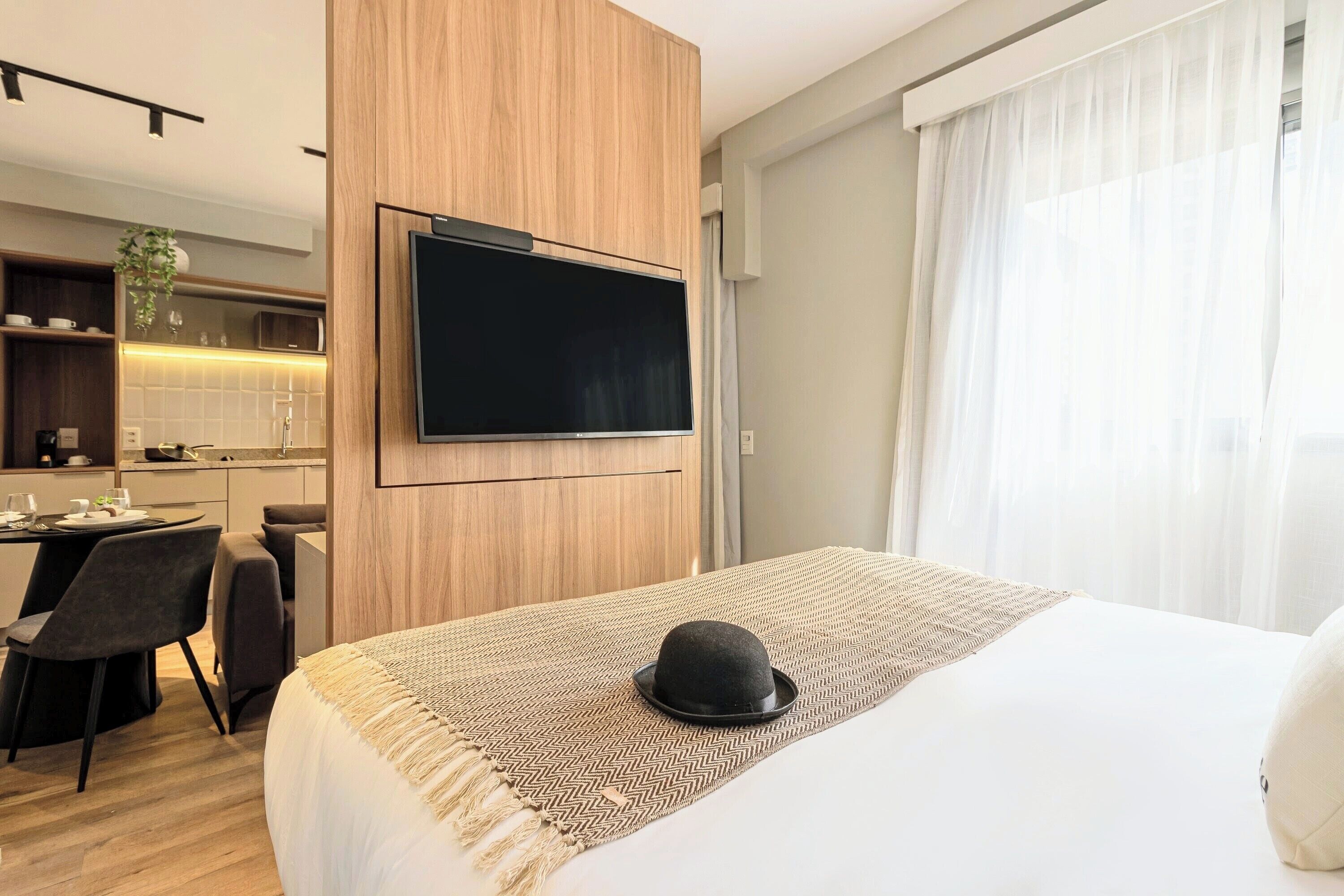 Estudio superior, balcón, vistas a la ciudad | Ropa de cama hipoalergénica y decoración individual