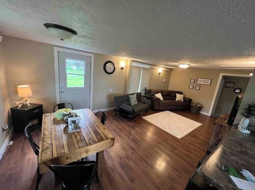 Valentine’s Tourist Tenure- Charming 2 bedroom cozy vacation home