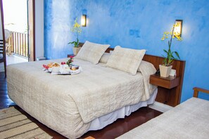 Minibar, espacio para trabajar con laptop y sistema de insonorización