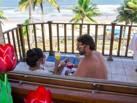 Minibar, espacio para trabajar con laptop y sistema de insonorización 