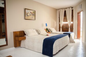 Habitación triple Confort | Minibar y espacio para trabajar con un portátil