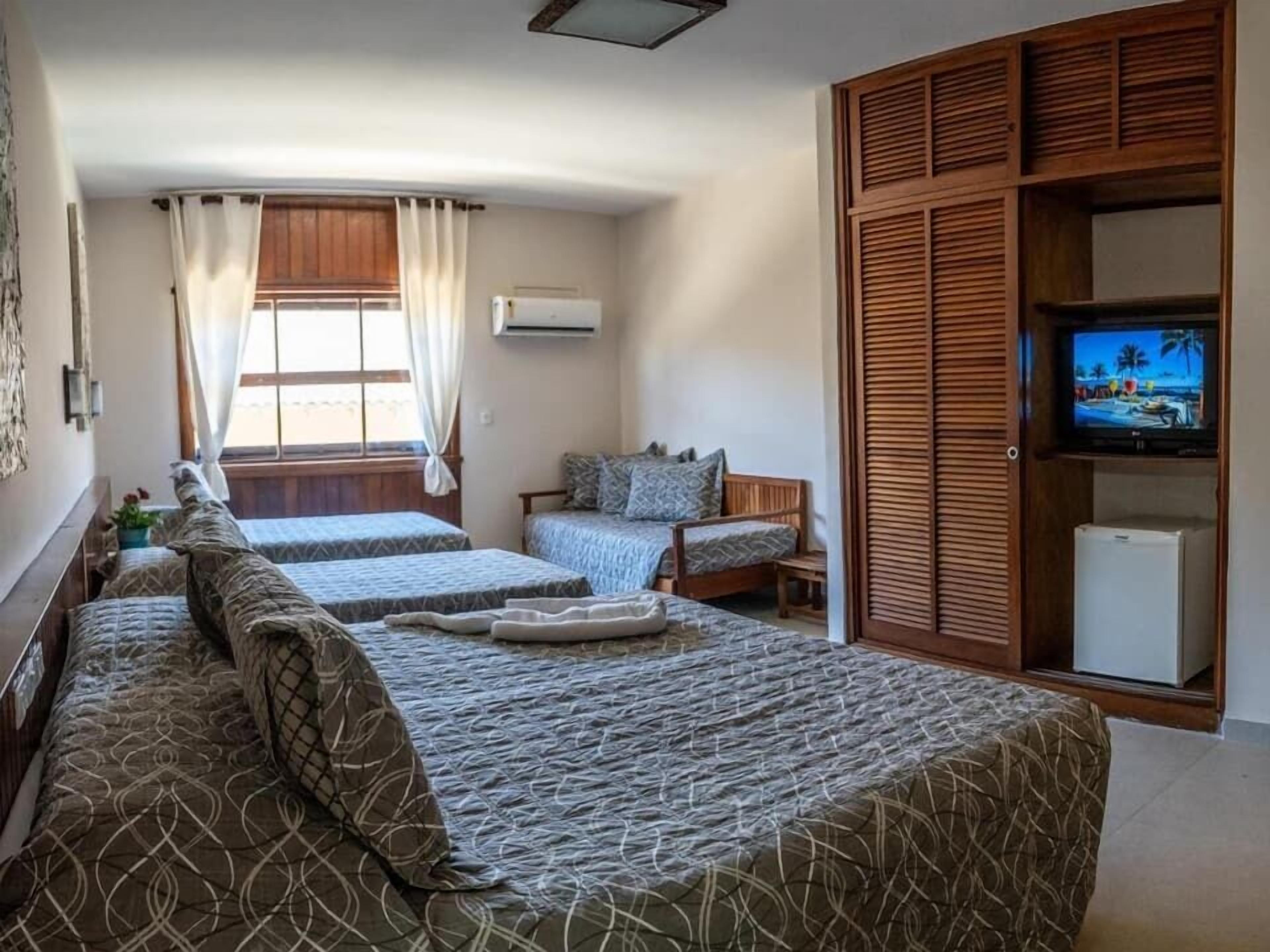 Minibar, espacio para trabajar con laptop y sistema de insonorización 