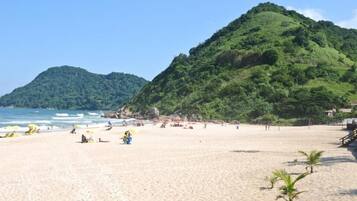 En la playa y playa de arena blanca