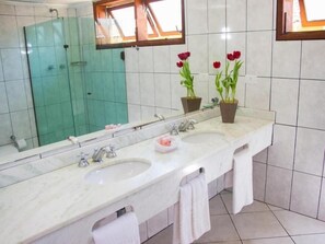 Toallas, jabón, champú y papel higiénico