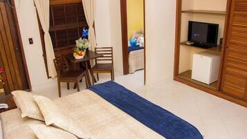 Apartamento família | Frigobar, espaço de trabalho para notebook, quartos à prova de som