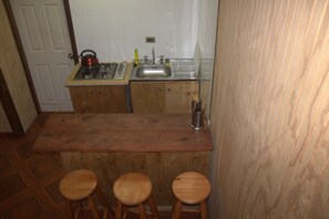 Frigobar, microondas, parrilla de estufa y utensilios de cocina