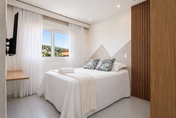 3 bedrooms, iron/ironing board, internet, bed sheets