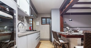 Réfrigérateur, micro-ondes, four, cafetière/bouilloire