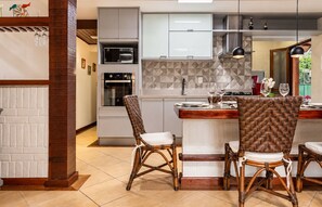 Kitchen or kitchenette - BZ16 House with private barbecue in a club condo (Armação dos Búzios)