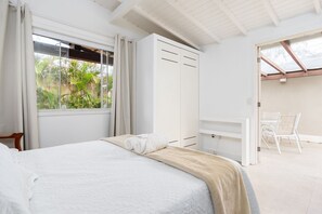 5 bedrooms, iron/ironing board, Internet, bed sheets