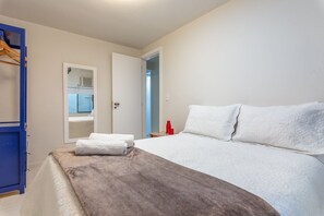 3 habitaciones, tabla de planchar con plancha, wifi y ropa de cama 