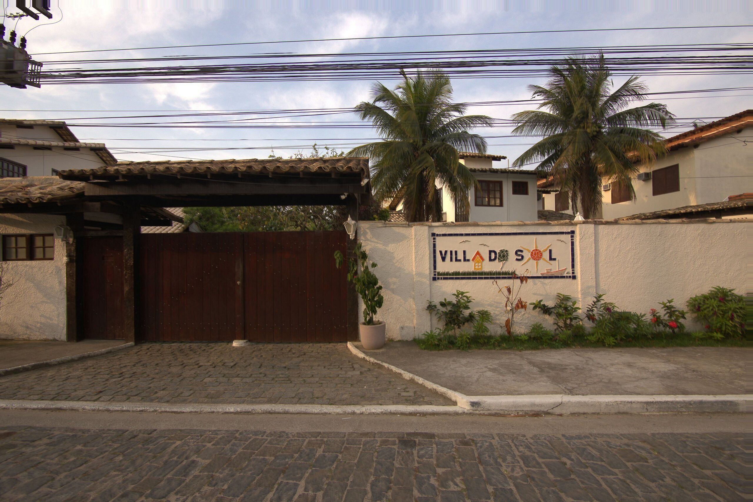 Una entrada con reja y un cartel que dice VILLASOL.