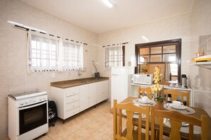 Réfrigérateur, micro-ondes, four, cafetière/bouilloire