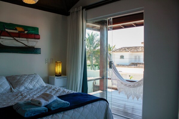 4 bedrooms, iron/ironing board, internet, bed sheets