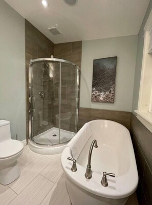 Douche, sèche-cheveux, serviettes fournies, papier toilette