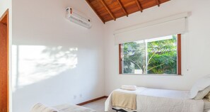 4 bedrooms, iron/ironing board, Internet, bed sheets