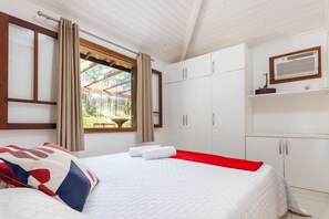 5 bedrooms, iron/ironing board, WiFi, bed sheets - BZ62 Center! Large house, 5 suites and gourmet area (Armação dos Búzios)