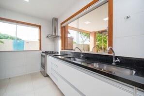 Kühlschrank, Mikrowelle, Ofen, Wasserkocher mit Kaffee-/Teezubehör